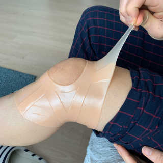 힐링팩토리 힐링케어 실리콘 무릎보호대 — 4점을 준 리뷰어가 2020년 2월 올린 사용 사진