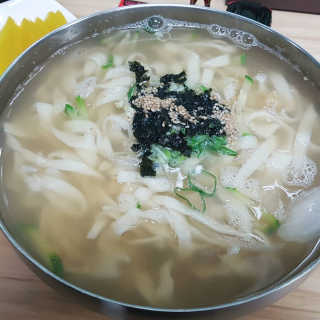 칼국수에끌림 [칼국수에 끌림] 손칼국수+비빔칼국수+왕만두4개 — 4.83점을 준 리뷰어가 2018년 9월 올린 사용 사진