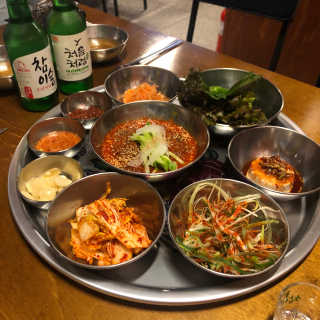[동네맛집족발] 4개 족발 중 택1 — 5점을 준 리뷰어가 2020년 3월 올린 사용 사진