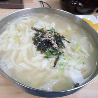 칼국수에끌림 [칼국수에 끌림] 손칼국수+비빔칼국수+왕만두4개 — 5점을 준 리뷰어가 2018년 9월 올린 사용 사진