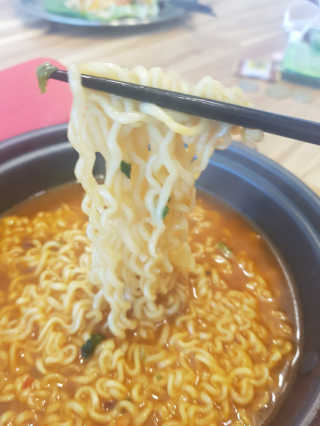 라면 그대로가 제일 맛있는 더엄마라면 — 5점을 준 리뷰어가 2019년 6월 올린 사용 사진