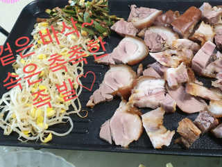 행복먹거리공작소 맥족. 맥주에 빠진 족발 550g + 마늘소스 70g — 5점을 준 리뷰어가 2020년 2월 올린 사용 사진