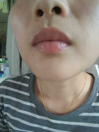 후르디아 블루베리 하이드레이팅 허니 립 밤 — 4.33점을 준 리뷰어가 2017년 9월 올린 사용 사진