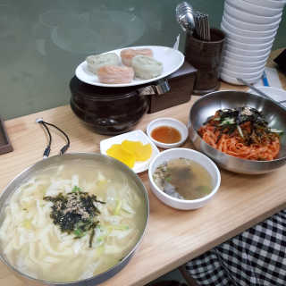칼국수에끌림 [칼국수에 끌림] 손칼국수+비빔칼국수+왕만두4개 — 5점을 준 리뷰어가 2018년 9월 올린 사용 사진