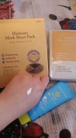 Huitomi 태양 크림 및 마스크 시트 팩 세트 — 5점을 준 리뷰어가 2018년 8월 올린 사용 사진