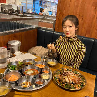 [동네맛집족발] 4개 족발 중 택1 — 5점을 준 리뷰어가 2020년 2월 올린 사용 사진