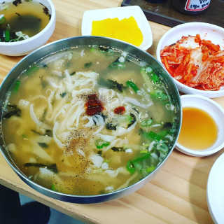 칼국수에끌림 [칼국수에 끌림] 손칼국수+비빔칼국수+왕만두4개 — 5점을 준 리뷰어가 2018년 9월 올린 사용 사진