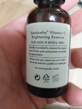 [스킨큐어] 산다화 비타민C 화이트닝 에센스 30ml — 1점을 준 리뷰어가 2020년 3월 올린 사용 사진