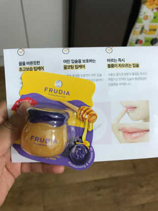 후르디아 블루베리 하이드레이팅 허니 립 밤 — 5점을 준 리뷰어가 2017년 9월 올린 사용 사진