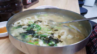 칼국수에끌림 [칼국수에 끌림] 손칼국수+비빔칼국수+왕만두4개 — 5점을 준 리뷰어가 2018년 9월 올린 사용 사진