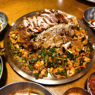 [동네맛집족발] 4개 족발 중 택1 — 5점을 준 리뷰어가 2020년 2월 올린 사용 사진