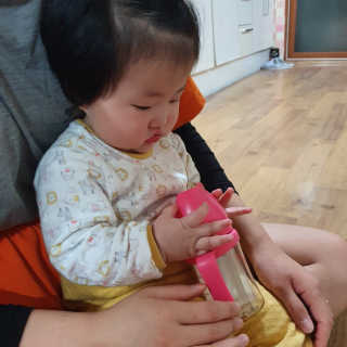 유비맘 샘방지 PPSU 빨대컵_컬러 랜덤 발송 — 4점을 준 리뷰어가 2020년 2월 올린 사용 사진