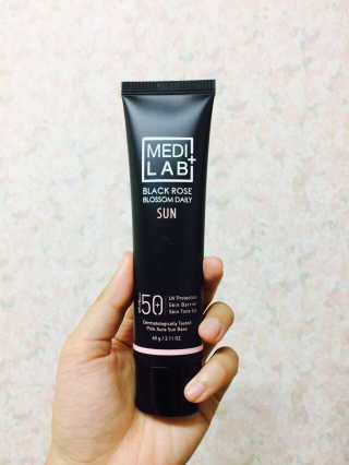 데이셀코스메틱 메디 랩 블랙로즈 블로썸 데일리 선 60g — 4.5점을 준 리뷰어가 2017년 6월 올린 사용 사진