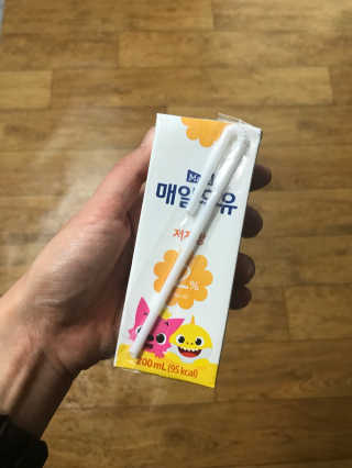매일우유 멸균 매일우유 저지방 2프로 멸균 핑크퐁 에디션 6입 — 3점을 준 리뷰어가 2017년 12월 올린 사용 사진