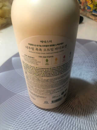 (주)에네스티 내추럴 촉촉  오트밀 바디로션 500ml — 4.5점을 준 리뷰어가 2019년 8월 올린 사용 사진
