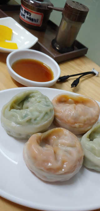 칼국수에끌림 [칼국수에 끌림] 손칼국수+비빔칼국수+왕만두4개 — 5점을 준 리뷰어가 2018년 10월 올린 사용 사진