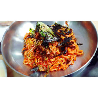 칼국수에끌림 [칼국수에 끌림] 손칼국수+비빔칼국수+왕만두4개 — 5점을 준 리뷰어가 2018년 11월 올린 사용 사진
