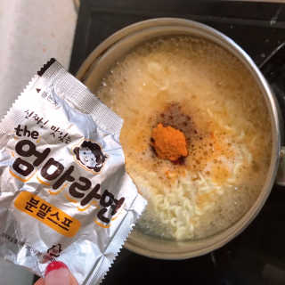 라면 그대로가 제일 맛있는 더엄마라면 — 5점을 준 리뷰어가 2019년 7월 올린 사용 사진