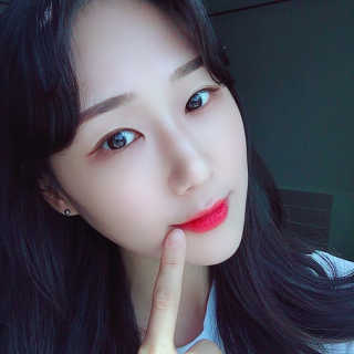 릴리바이레드 쥬시라이어 워터틴트 02 체리 크러쉬인 척 — 3.5점을 준 리뷰어가 2020년 3월 올린 사용 사진