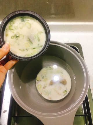 [풀무원] 사골곰탕국밥 황태해장국밥 — 4.83점을 준 리뷰어가 2018년 6월 올린 사용 사진