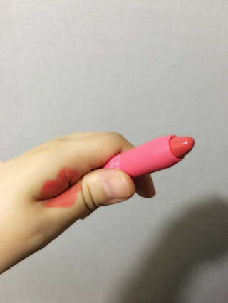 포렌코즈 글램 얼루어 립 크레용 — 4점을 준 리뷰어가 2017년 7월 올린 사용 사진