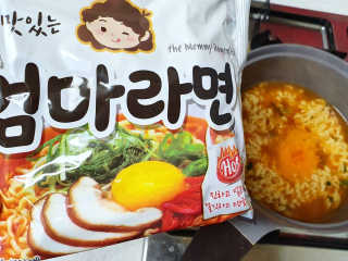 라면 그대로가 제일 맛있는 더엄마라면 — 5점을 준 리뷰어가 2019년 9월 올린 사용 사진