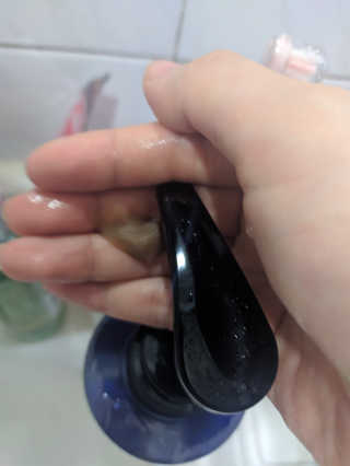 다슈코리아 다슈 단백질 한방 두피 골드 샴푸 500ml +샴푸브러쉬 — 4점을 준 리뷰어가 2019년 12월 올린 사용 사진