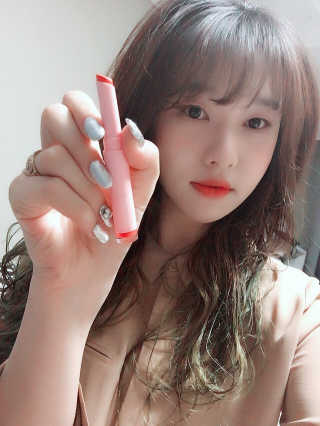 뎁 더 데뷰탕트 립스틱 — 5점을 준 리뷰어가 2018년 5월 올린 사용 사진