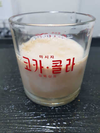 한국야쿠르트 콜드브루, 핫브루 액상스틱 BTS 일러스트 — 4.33점을 준 리뷰어가 2018년 11월 올린 사용 사진