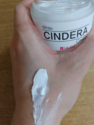 메이니 화이트 신드라 크림 70ml — 3.17점을 준 리뷰어가 2018년 4월 올린 사용 사진