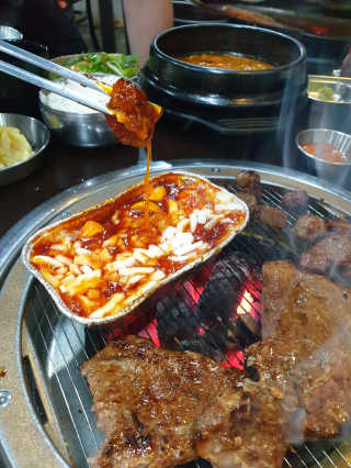 [두툼갈비] 두툼갈비 2인분 + 매콤치즈버섯 set — 5점을 준 리뷰어가 2018년 10월 올린 사용 사진