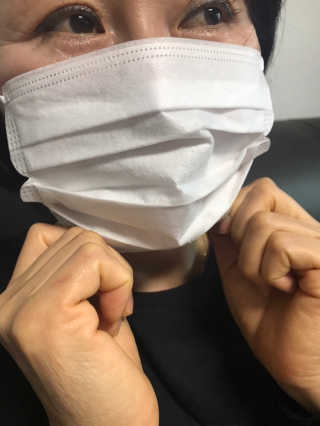 네온마켓 청정일기 개별포장 일회용마스크 화이트 — 5점을 준 리뷰어가 2019년 2월 올린 사용 사진