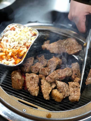 [두툼갈비] 두툼갈비 2인분 + 매콤치즈버섯 set — 4.83점을 준 리뷰어가 2018년 10월 올린 사용 사진