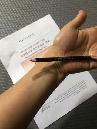 림멜 프로페셔널 아이브로우 펜슬 1+1 — 5점을 준 리뷰어가 2019년 11월 올린 사용 사진