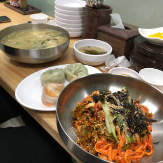 칼국수에끌림 [칼국수에 끌림] 손칼국수+비빔칼국수+왕만두4개 — 5점을 준 리뷰어가 2018년 9월 올린 사용 사진