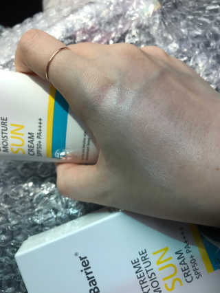 리얼베리어 익스트림 모이스처 선크림 SPF50+ PA++++ — 5점을 준 리뷰어가 2019년 4월 올린 사용 사진