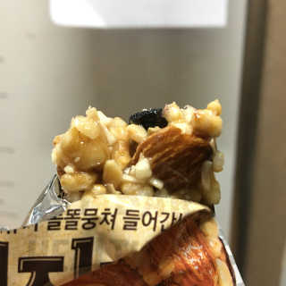 견과가 똘똘 뭉쳐들어간 넛츠몬 에너지바 1BOX 6개입 — 4점을 준 리뷰어가 2018년 1월 올린 사용 사진