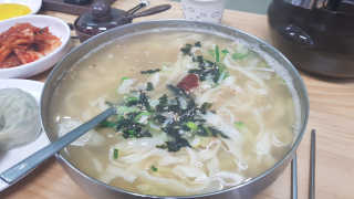 칼국수에끌림 [칼국수에 끌림] 손칼국수+비빔칼국수+왕만두4개 — 5점을 준 리뷰어가 2018년 11월 올린 사용 사진