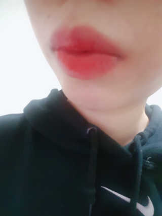 터치인솔 메탈리스트 리퀴드 포일 립스틱 5종 — 4점을 준 리뷰어가 2018년 3월 올린 사용 사진