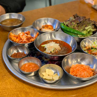 [동네맛집족발] 4개 족발 중 택1 — 5점을 준 리뷰어가 2020년 1월 올린 사용 사진