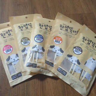 [펫토리아]짜먹는 한입뚝딱 강아지.고양이 마약간식 — 5점을 준 리뷰어가 2019년 8월 올린 사용 사진