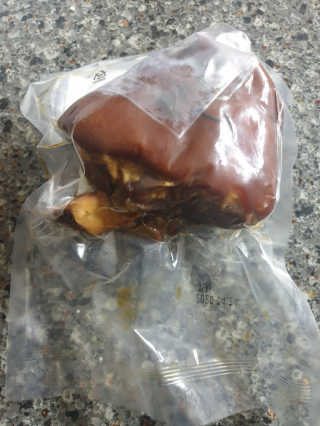행복먹거리공작소 맥족. 맥주에 빠진 족발 550g + 마늘소스 70g — 4점을 준 리뷰어가 2020년 3월 올린 사용 사진