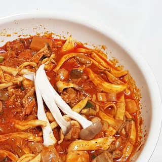 뜰아채유통 춘천닭갈비덮밥소스와 머쉬마루 버섯 — 4.33점을 준 리뷰어가 2018년 12월 올린 사용 사진