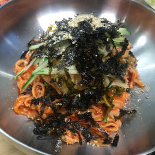 칼국수에끌림 [칼국수에 끌림] 손칼국수+비빔칼국수+왕만두4개 — 5점을 준 리뷰어가 2018년 9월 올린 사용 사진
