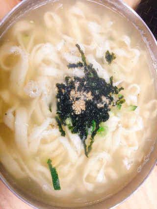 칼국수에끌림 [칼국수에 끌림] 손칼국수+비빔칼국수+왕만두4개 — 5점을 준 리뷰어가 2018년 10월 올린 사용 사진