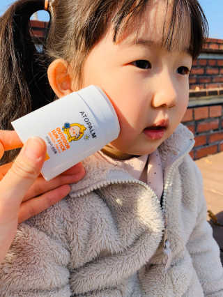 아토팜 야외놀이 선스틱 SPF50+ PA++++ — 5점을 준 리뷰어가 2020년 3월 올린 사용 사진