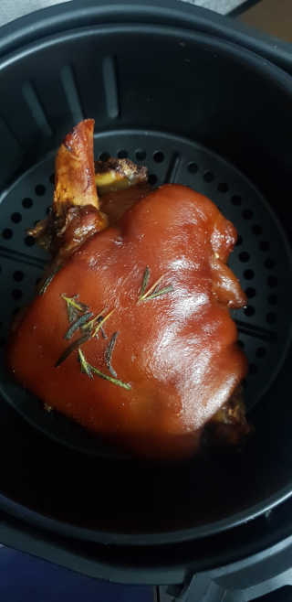 행복먹거리공작소 맥족. 맥주에 빠진 족발 550g + 마늘소스 70g — 5점을 준 리뷰어가 2020년 3월 올린 사용 사진