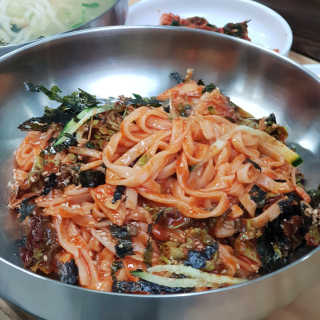 칼국수에끌림 [칼국수에 끌림] 손칼국수+비빔칼국수+왕만두4개 — 5점을 준 리뷰어가 2018년 10월 올린 사용 사진