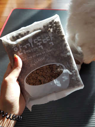 [펫토리아] 맛도 영양도 BEST 한끼뚝딱 강아지 사료 — 4.67점을 준 리뷰어가 2018년 12월 올린 사용 사진