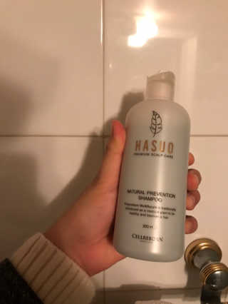 셀리본 하수오 내츄럴 프리벤션 탈모관리 샴푸 300ml — 5점을 준 리뷰어가 2019년 11월 올린 사용 사진